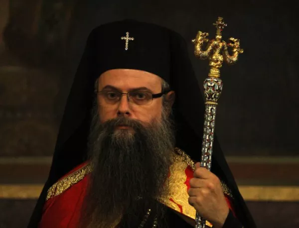 Митрополит Николай носи благодатния огън
