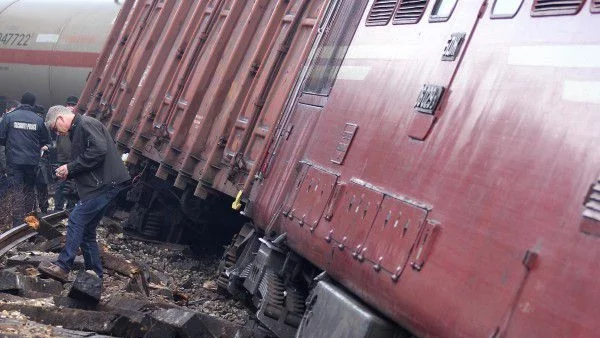 Пътническият влак София - Карлово дерайлира