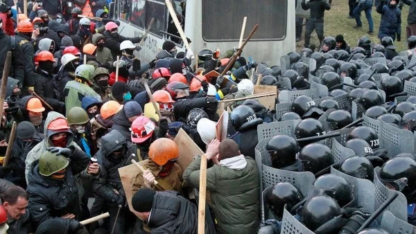 Свиреп бой в Киев, полицията използва водно оръдие при - 7 градуса по Целзий