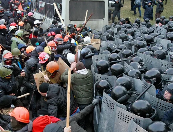Протестите в Украйна ескалираха, демонстранти и полиция се бият с камъни и палки