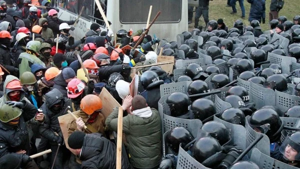 Протестите в Украйна ескалираха, демонстранти и полиция се бият с камъни и палки