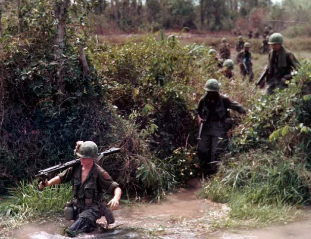 300 самолета на САЩ бомбардират Северен Виетнам
