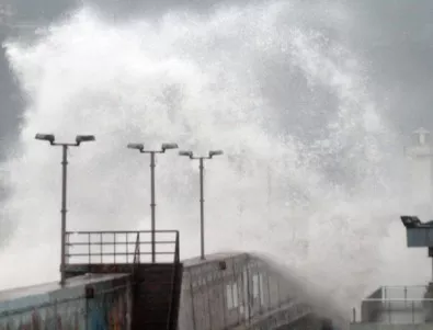 Огромни вълни заливат пристанище във Варна (снимки)