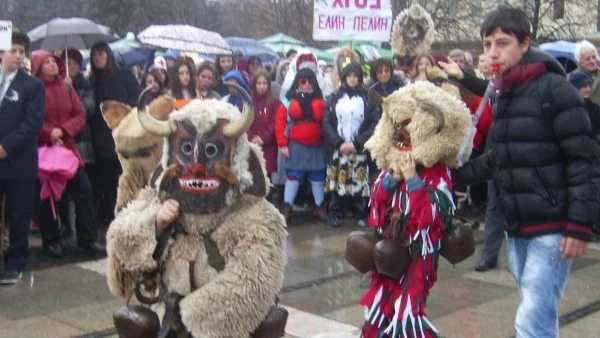 Кукери от 8 държави се събраха за Сурва в Перник (снимки)