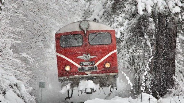 Нов влак излезе от релсите след удар на скална маса