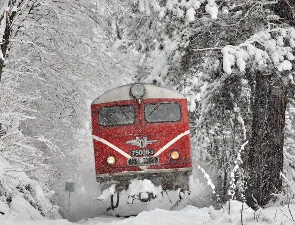 Спряха влаковете в 8 участъка заради снега