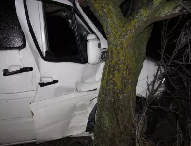 24 пътни инцидента във Варна, при един бус с 9 души е спрял в дърво
