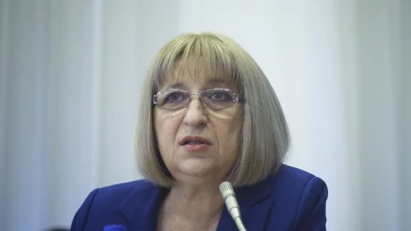 Европейските ни партньори са онемели от това, което се случва у нас, смята Цачева