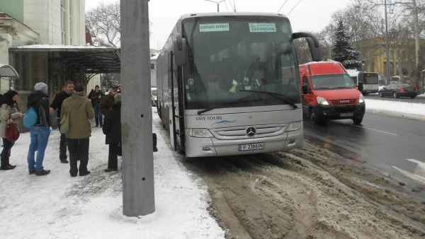 Жп връзката между Бургас и Варна се осъществява с автобус през Карнобат