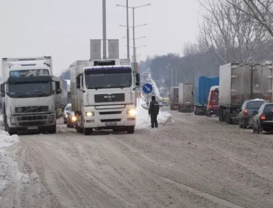 На границата: сто блокирани камиона и никаква информация