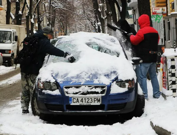 Добри хора почистиха 101 коли от снега в центъра на столицата