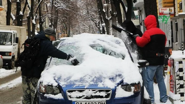 Добри хора почистиха 101 коли от снега в центъра на столицата