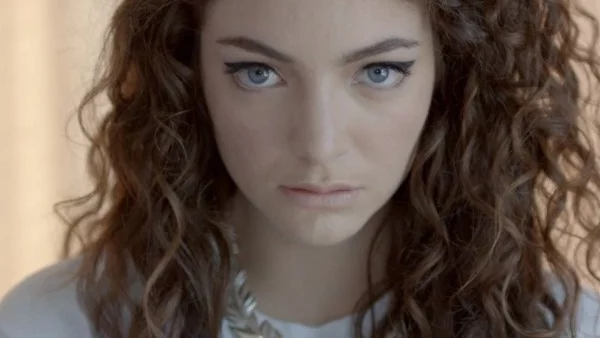 Lorde отменя концерти заради родителите си