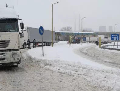 Затварят Дунав мост за камиони от Румъния