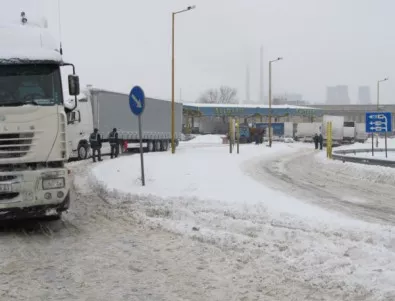 Временно затвориха Дунав мост за тежкотоварни автомобили