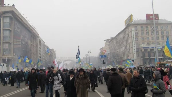 "Стандарт енд Пуърс" понижи кредитния рейтинг на Украйна с негативна прогноза