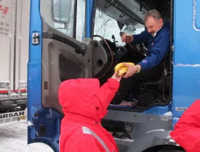 От БЧК раздават чай и банани на Дунав мост за над 200 камиона