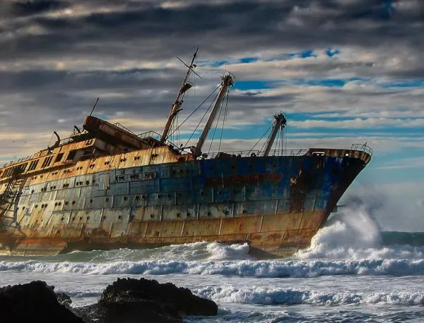 Руски кораб с контрабандни цигари потъна край Крит