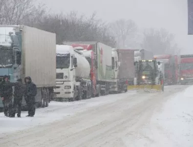 Блокираните от български ТИР в Сърбия пътници бяха евакуирани 