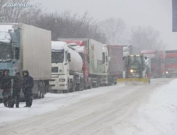 Блокираните от български ТИР в Сърбия пътници бяха евакуирани 