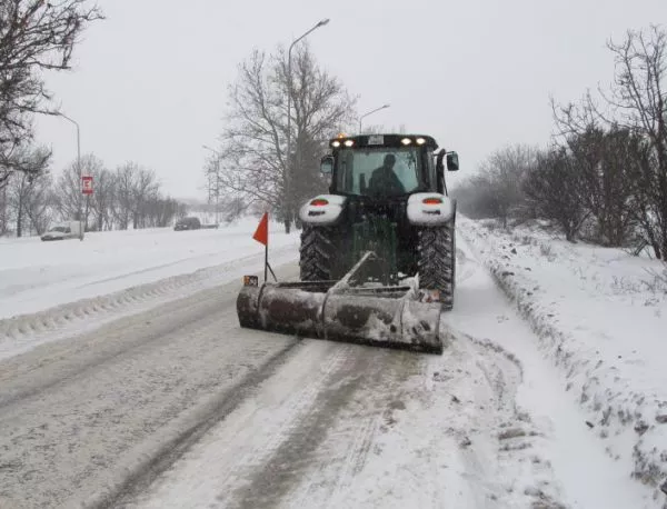 Зимнопочистващите фирми в Бургас са в готовност за снега