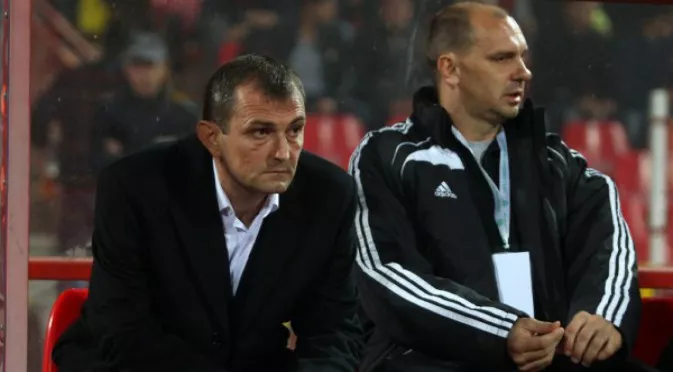 СНИМКА: Лумпени пратиха почти в несвяст треньора на Славия