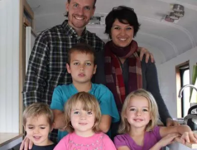 Голямо семейство, малка къща - как се живее в уютен автобус