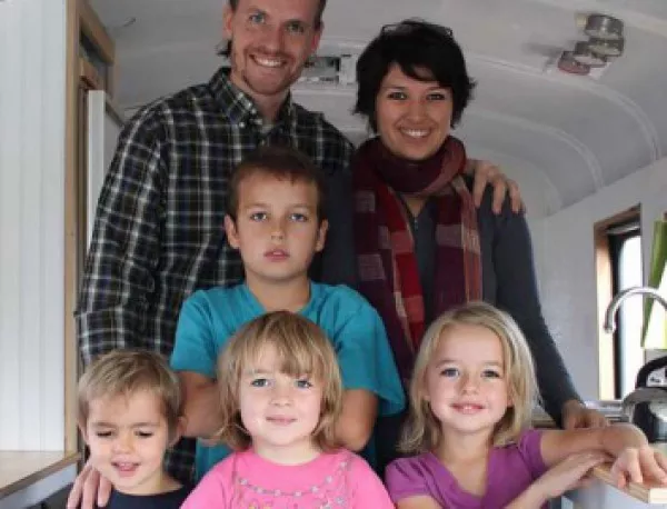 Голямо семейство, малка къща - как се живее в уютен автобус