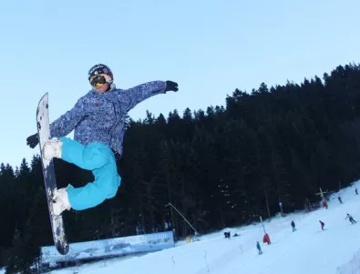 Дълги опашки от ентусиазирани скиори и сноубордисти се извиха на Боровец