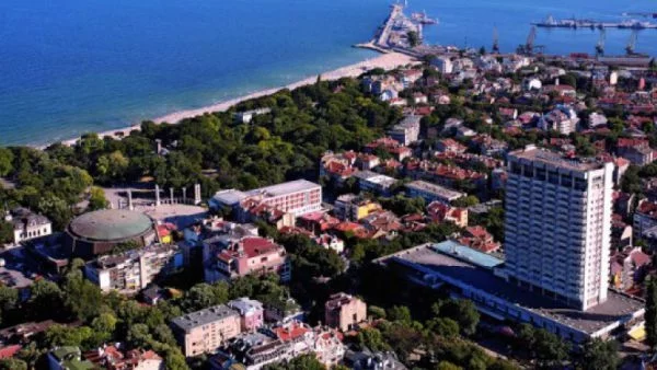 Спасителите започват работа на плажа във Варна