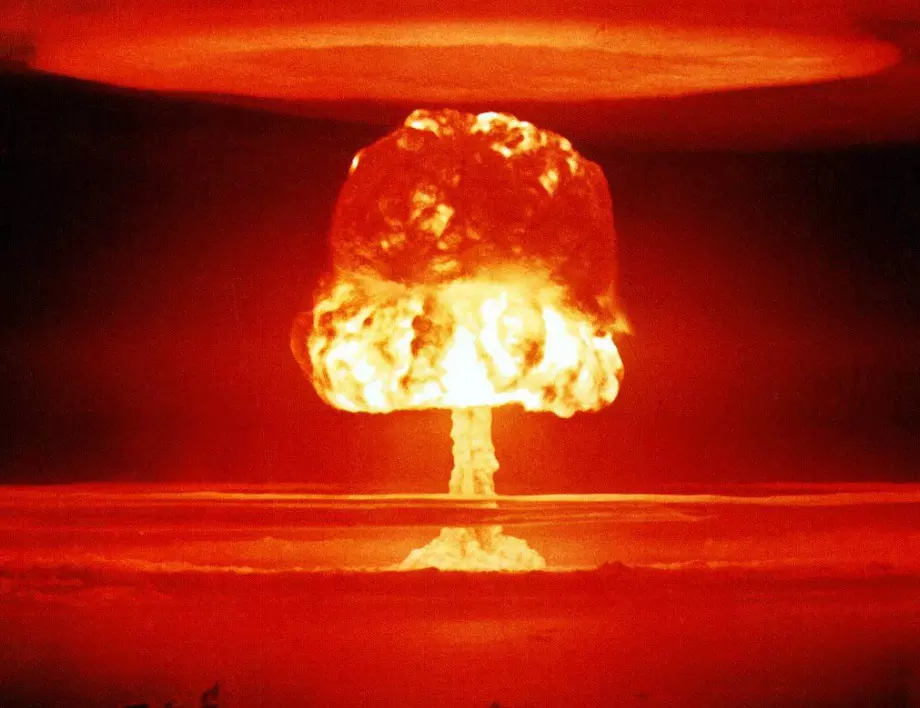 СССР обявява, че притежава водородна бомба