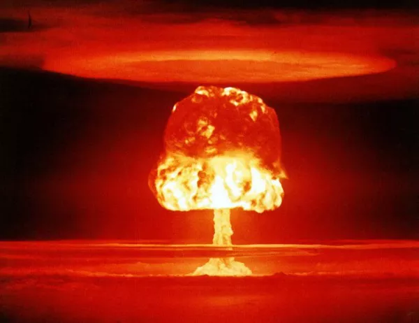 Никита Хрушчов обявява, че СССР притежава водородна бомба