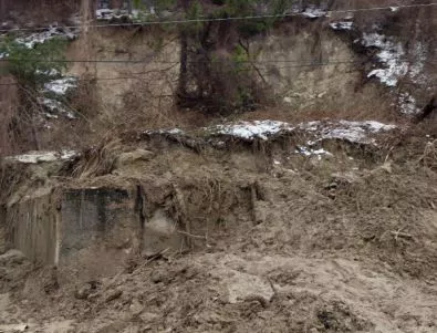 Кърджалийско село изчезва под свлачище, което е могло да бъде спряно по-рано