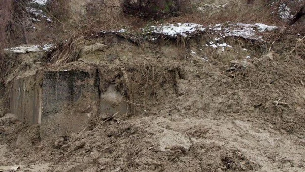 Кърджалийско село изчезва под свлачище, което е могло да бъде спряно по-рано