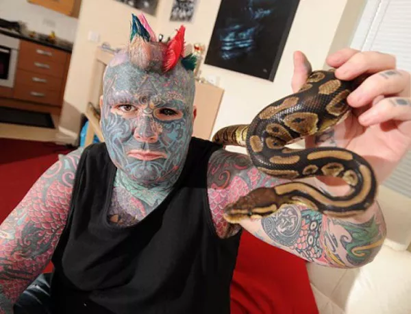 Отказаха молба за паспорт на най-татуирания човек във Великобритания