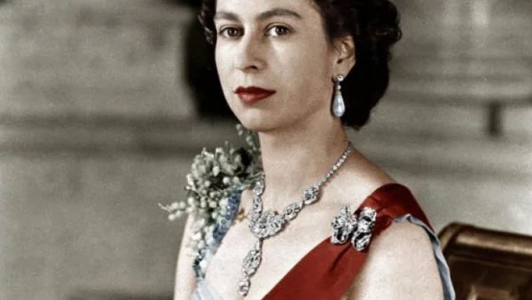 Умира крал Джордж VI и Елизабет II става кралица на Великобритания и Северна Ирландия