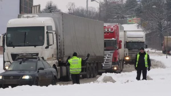 Над 25 ТИР-а закъсаха на пътя Самоков-Дупница