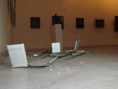 Сняг срути част от покрива на галерията в Русе