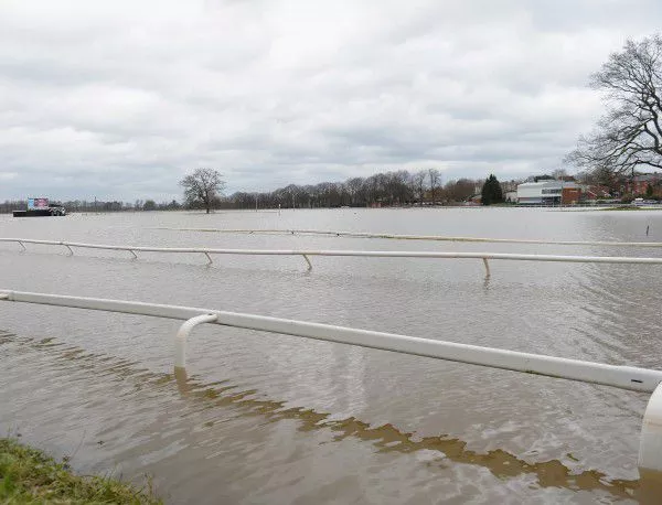 Наводнения оставиха 60 000 британски домакинства без ток