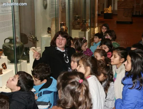 Деца общуват с древността в Националния археологически музей       