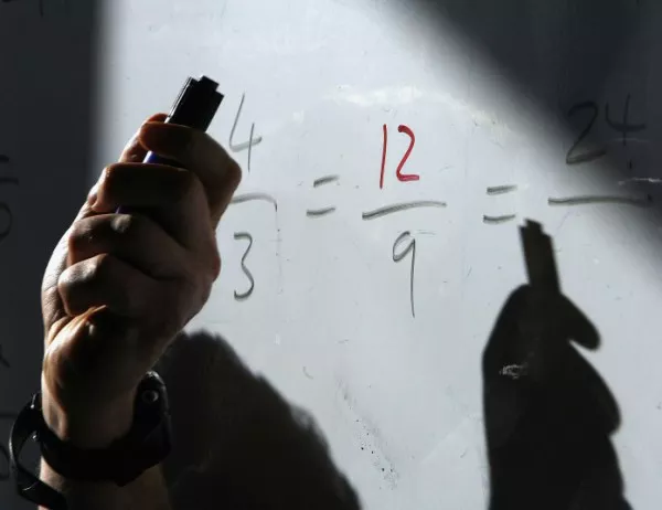 МОН ще насърчава гимназиите да избират профили с математика и природни науки