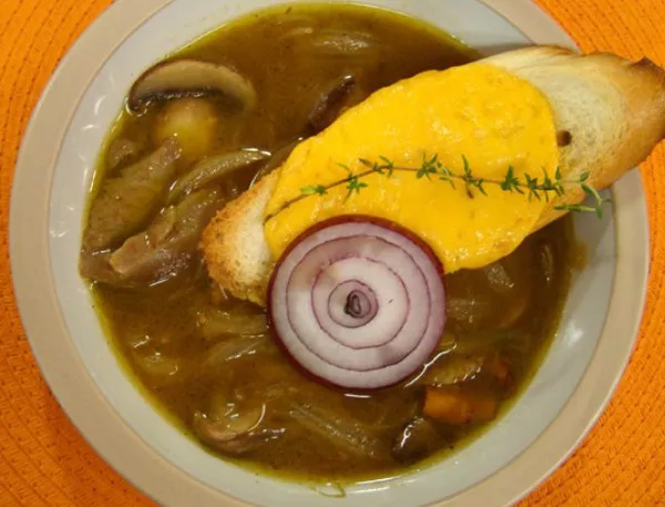 Супа от диви гъби, карамелизиран лук и крутони със сирене