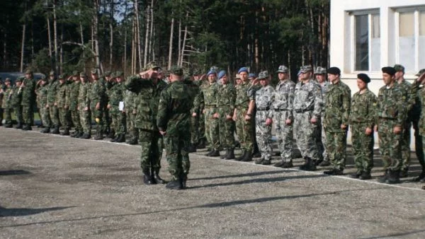 Президентът ще удостои с висше военно звание офицери от армията