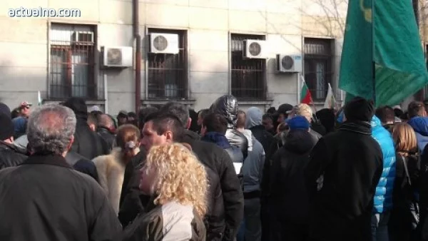 Софиянци излязоха на протест срещу парното и паркирането