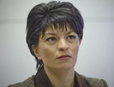 МВР разкрива една от десет кражби на коли - това не е ли провал, пита Десислава Атанасова