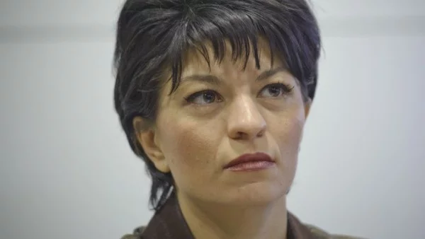 Как г-жа Нинова е толкова спокойна, че нейният син учи и работи в САЩ, където от 2015 година, с решение на Върховния съд на САЩ са разрешени еднополовите бракове