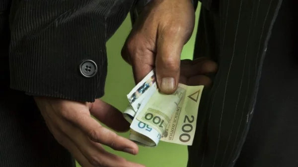 Задържаха служителка на НАП за подкуп от 1000 евро