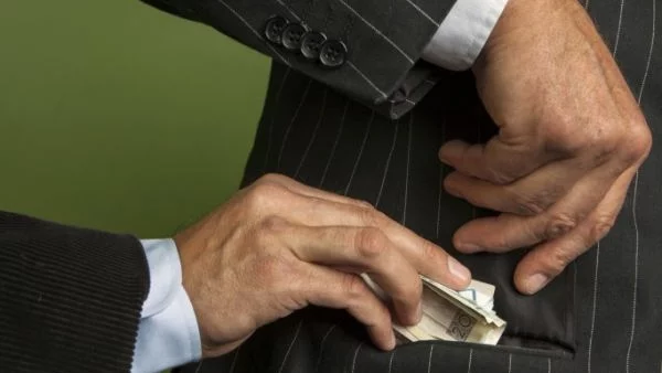 Румънският финансов министър подаде оставка след обвиненията в корупция