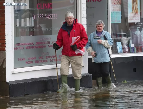 Камерън иска помощ от ЕС заради наводненията във Великобритания