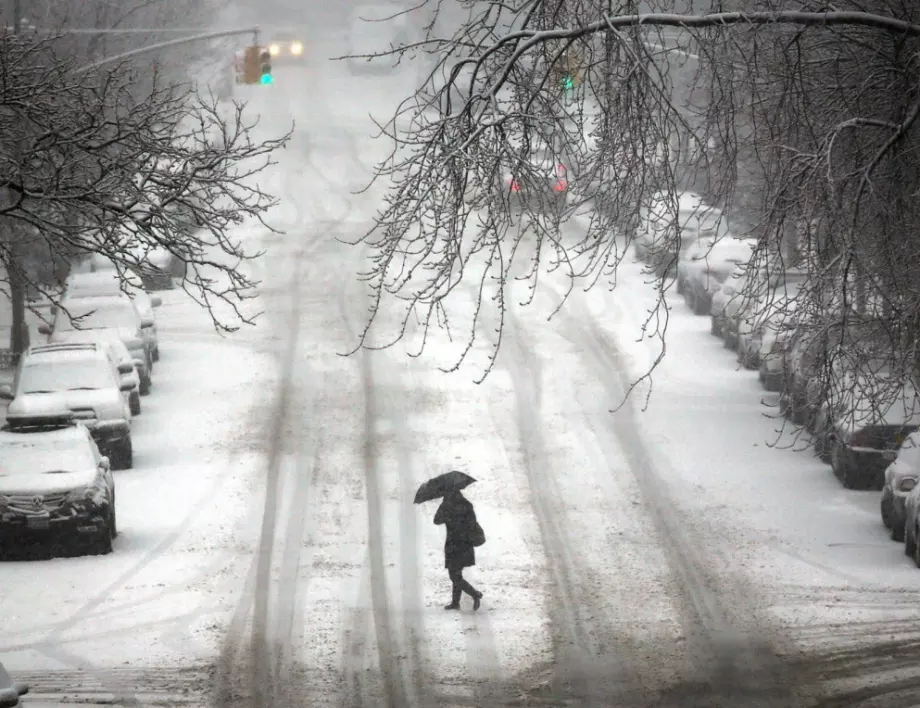 Снежната буря в САЩ остави без ток повече от 350 000 души (ВИДЕО)